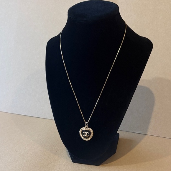 Heart shaped CC pendant in black with gold tone hardware and pearl like trim - Picture 5 of 12